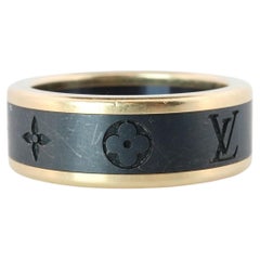 Bague Louis Vuitton d'occasion. Bague large en titane 18 carats avec motif « Les Gastons » en relief.