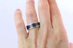 Bague Louis Vuitton d'occasion. Bague large en titane 18 carats avec motif « Les Gastons » en relief.