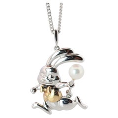 Pendentif Mikimoto en argent massif. Collier avec pendentif Mikimoto en forme de lapin et perle, en argent massif 18 carats.