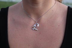Pendentif Mikimoto en argent massif. Collier avec pendentif Mikimoto en forme de lapin et perle, en argent massif 18 carats.
