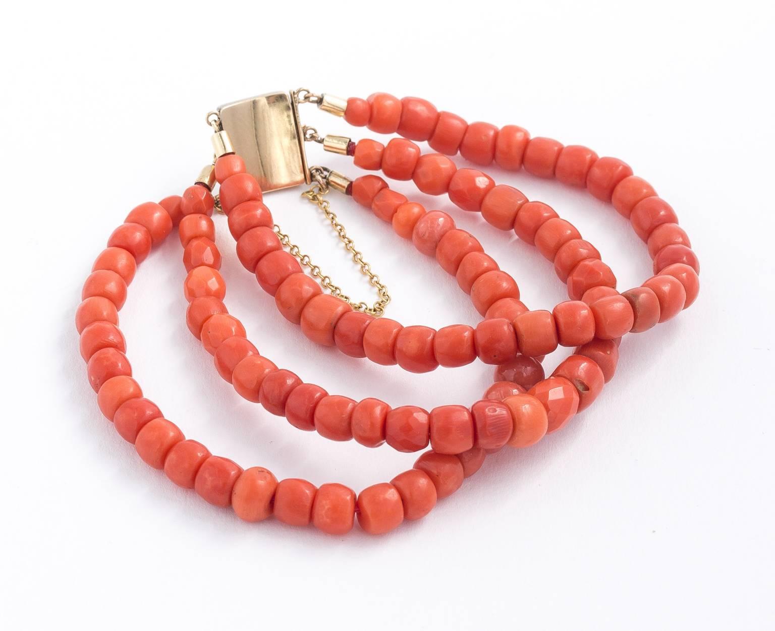 Coral and Gold Bracelet In Excellent Condition For Sale In St.amford, CT
