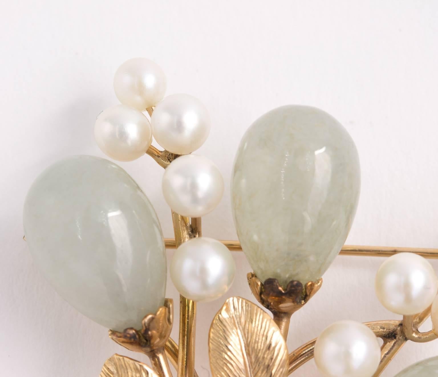 Contemporary Vintage Ming's of Honolulu 14 Karat Gold Water Jade and Cultured Pearl Brooch