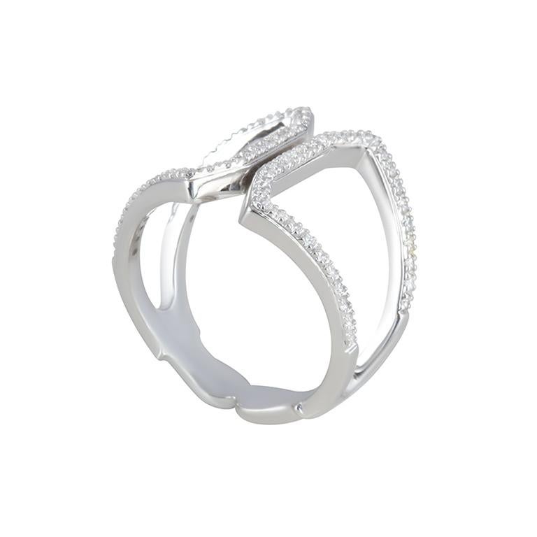 Cette luxueuse bague en diamant présente un diamant blanc taille brillant de 0,50 carat serti dans de l'or blanc pur 18K. La pièce maîtresse est un rare diamant de couleur D et de pureté irréprochable, ce qui représente le niveau le plus élevé en