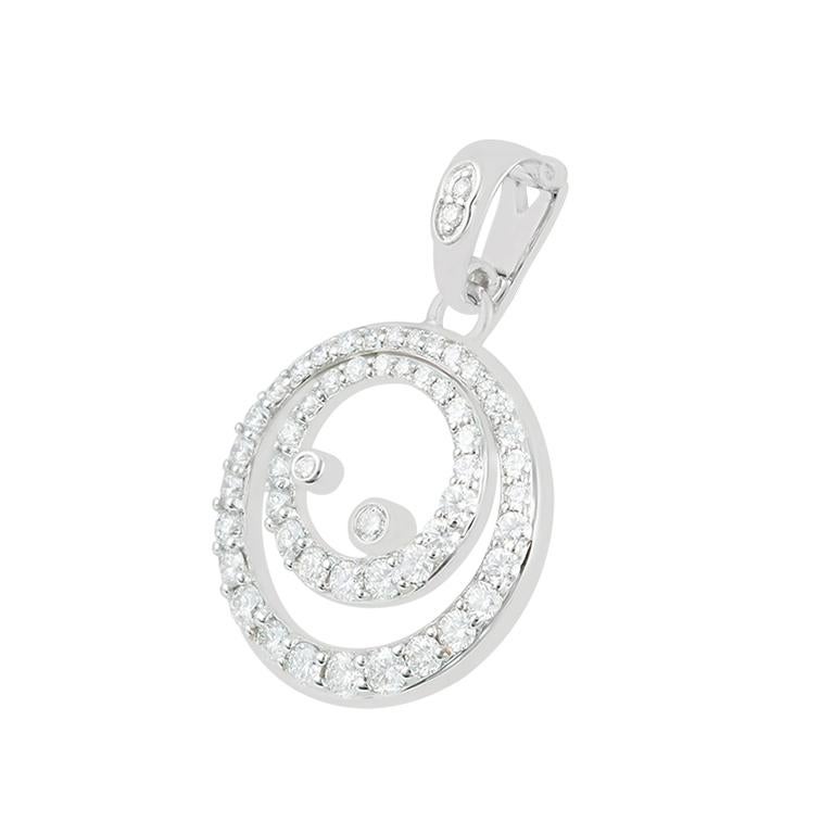 Cet élégant pendentif met en valeur un rare diamant blanc taille brillant de 0,73 carat, serti dans de l'or blanc 18 carats raffiné. De couleur D et d'une pureté irréprochable, ce diamant représente le summum absolu de la qualité. Il est totalement