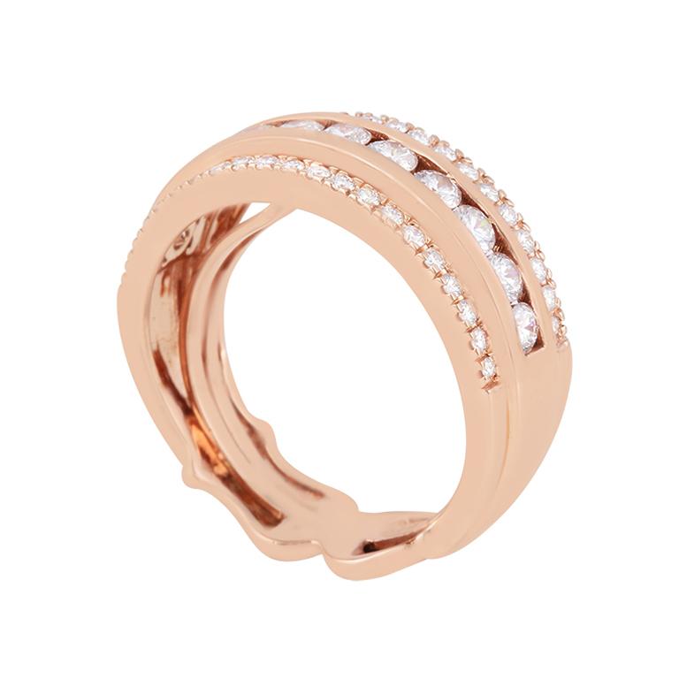 Cette bague exceptionnelle est ornée d'un diamant blanc taille brillant de 0,73 carat serti dans un or rose 18 carats chaleureux et romantique, alliant sophistication moderne et charme intemporel. Le diamant est de couleur D et de pureté