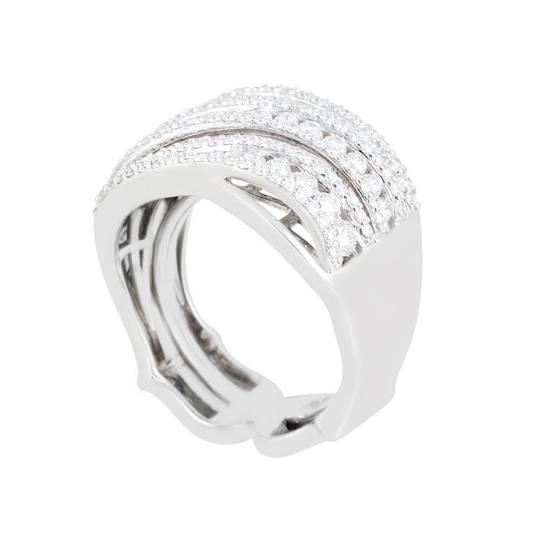 Setzen Sie ein kühnes und zugleich elegantes Zeichen mit diesem atemberaubenden Ring mit 1,22 Karat weißem Diamanten, der aus luxuriösem 18-karätigem Weißgold gefertigt ist. Mit seinem dramatischen, mehrreihigen Wellendesign präsentiert dieser Ring