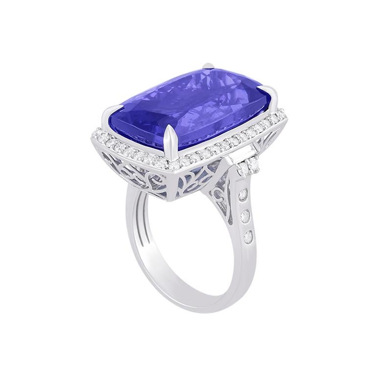 Setzen Sie ein kühnes und unvergessliches Zeichen mit diesem luxuriösen Herrenring aus der Chromia Collection'S, der sorgfältig aus 18 Karat Weißgold gefertigt ist. Sein Herzstück ist ein atemberaubender 1,59 Karat schwerer Tansanit der Güteklasse