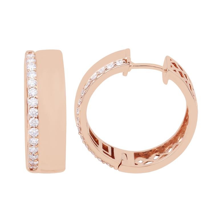 Ces élégantes boucles d'oreilles en diamant blanc de 0,55 carat sont réalisées en or rose 18 carats sophistiqué, alliant un éclat raffiné à une lumière douce et romantique. Le design se caractérise par une silhouette de cerceau élégante et minimale,
