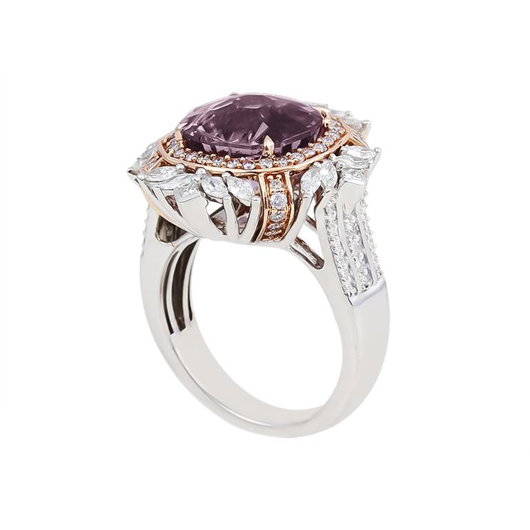 Un eccezionale capolavoro di alta gioielleria, questo anello con diaspora viola da 7,88 carati è realizzato in lussuoso oro bicolore 18 carati, che combina la fredda brillantezza dell'oro bianco con la calda eleganza dell'oro rosa. Al centro si