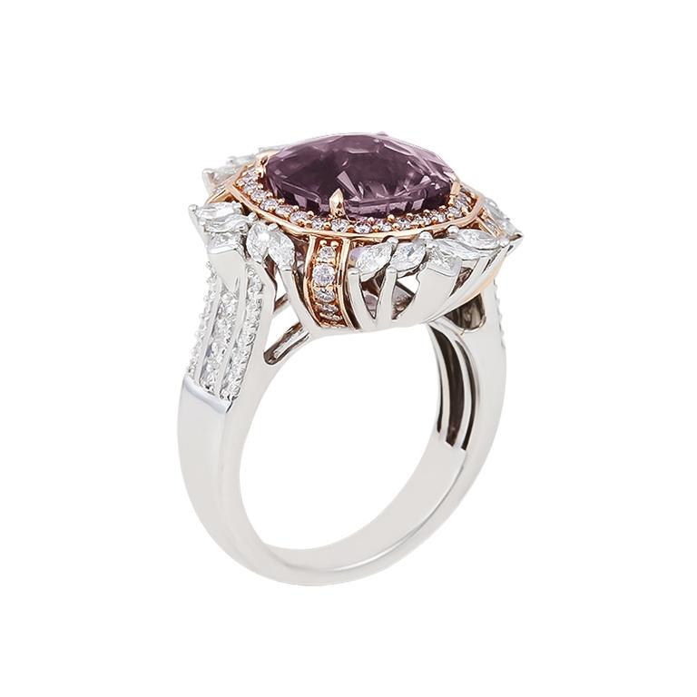 Taglio brillante Anello in oro bicolore 18 carati con diaspora viola e diamanti rosa e bianchi 7,88 carati in vendita