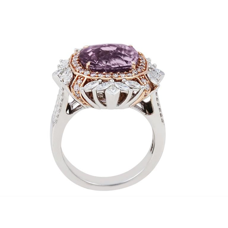 Moderno Anello in oro bicolore 18 carati con diaspora viola e diamanti rosa e bianchi 7,88 carati in vendita