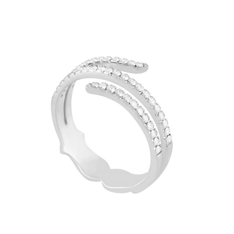 Dieser schlichte, moderne und funkelnde Ring mit 0,40 Karat weißen Diamanten ist aus glänzendem 18-karätigem Weißgold gefertigt und ein echter Hingucker. Der Ring mit seiner dynamischen, offenen spiralförmigen Silhouette ist mit weißen Diamanten im