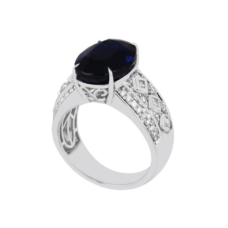Ziehen Sie die Blicke auf sich mit diesem atemberaubenden Ring mit 9,53 Karat blauem Kyanit, der meisterhaft aus poliertem 18-karätigem Weißgold gefertigt ist. In seinem Zentrum liegt ein blauer Kyanit im Ovalschliff, der für seine tiefe, samtige