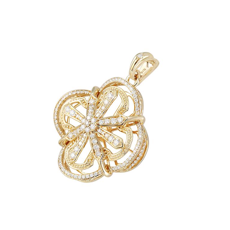 Élevez votre collection avec ce pendentif en diamant blanc de 1,07 carat, serti dans un luxueux or jaune 18 carats. Conçu dans un motif orné inspiré des quatre-feuilles, le pendentif présente une combinaison frappante de diamants blancs taille