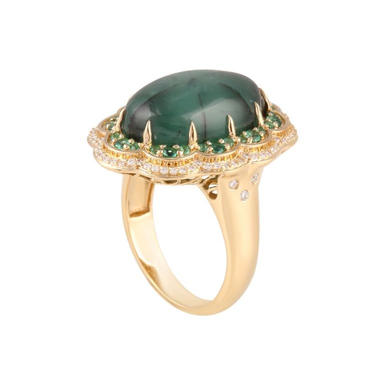 Création rare et royale, cette bague Trapiche en émeraude de 20,94ct est un véritable chef-d'œuvre de collection. Réalisée en opulent or jaune 18 carats, la pièce maîtresse présente une fascinante émeraude Trapiche de taille ovale, réputée pour ses