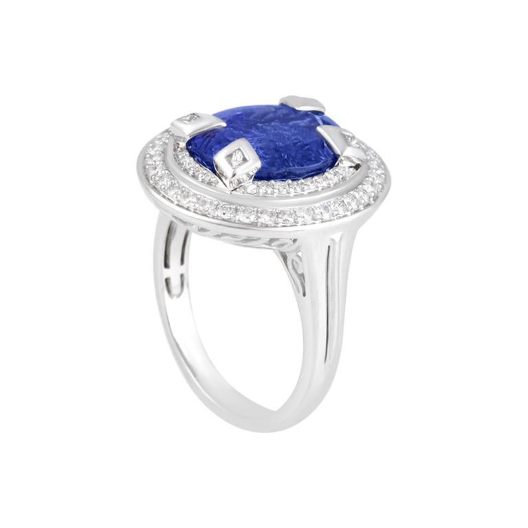 Dieser strahlende und raffinierte Ring mit 6,96 Karat Tansaniten und weißen Diamanten ist ein eindrucksvolles Beispiel für elegante Handwerkskunst und kühne Edelsteinschönheit. Im Mittelpunkt steht ein satter, ovaler Tansanit, der für seine tief
