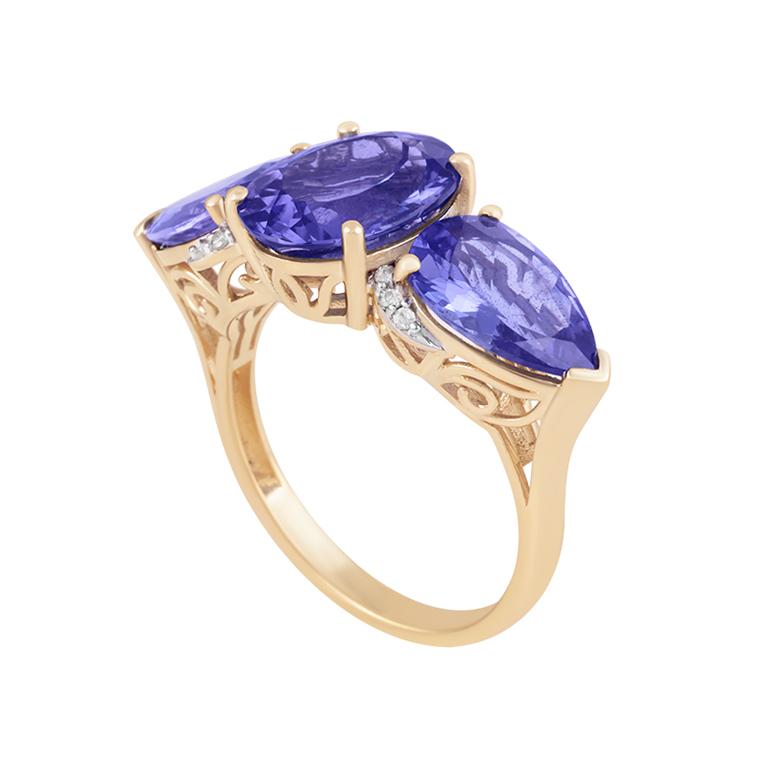 Vibrante et élégante, cette bague de 6,45ct en tanzanite et diamant blanc est une expression frappante de la couleur, de l'artisanat et du luxe intemporel. Serti dans de l'or jaune 14 carats étincelant, le modèle présente trois pierres précieuses