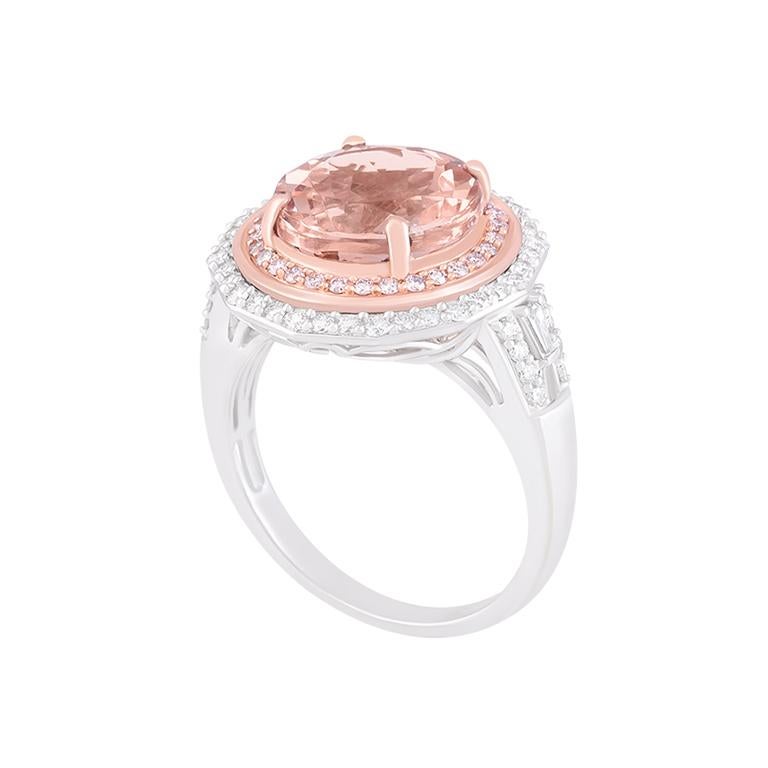 Romantico e radioso, questo anello con morganite da 5,44 carati è un'armonia perfetta di colori tenui e lavorazione artigianale. L'anello, incastonato in un elegante oro bicolore a 18 carati, ha come pietra centrale una splendida Morganite dal