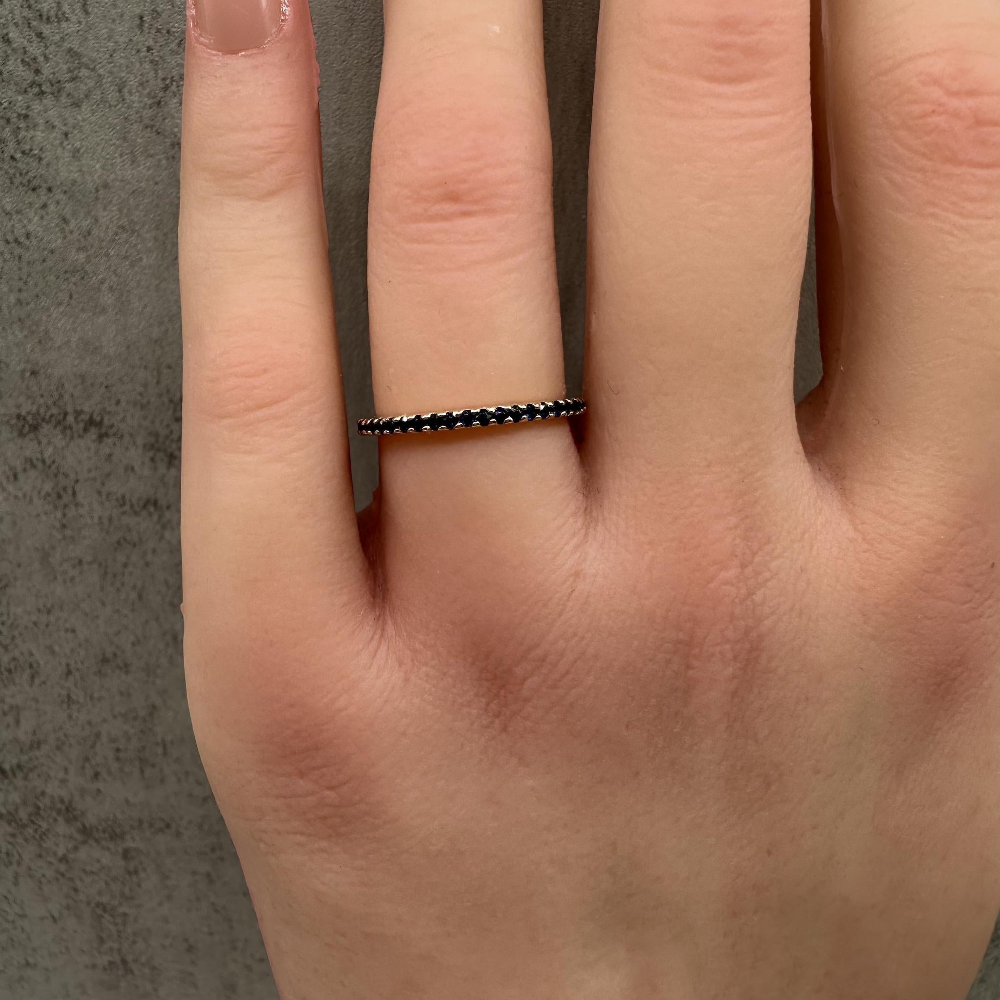 Bague éternité saphir bleu en or jaune 14kt - 1.25mm, Taille 6.5, New Neuf - En vente à West Hempstead, NY