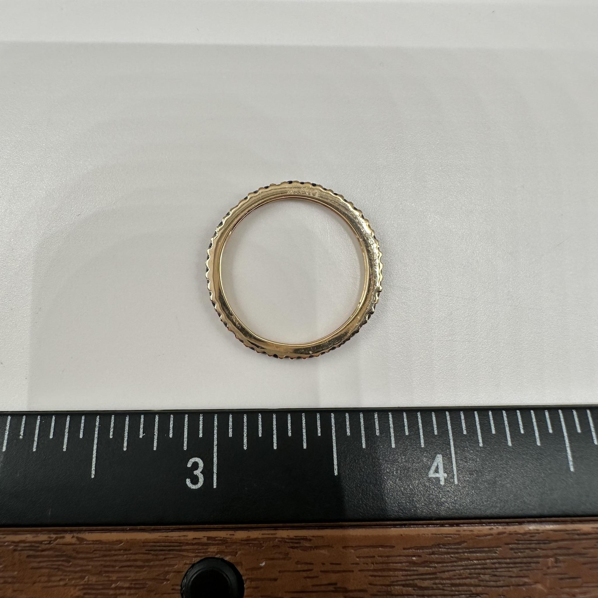 Bague éternité saphir bleu en or jaune 14kt - 1.25mm, Taille 6.5, New Pour femmes en vente