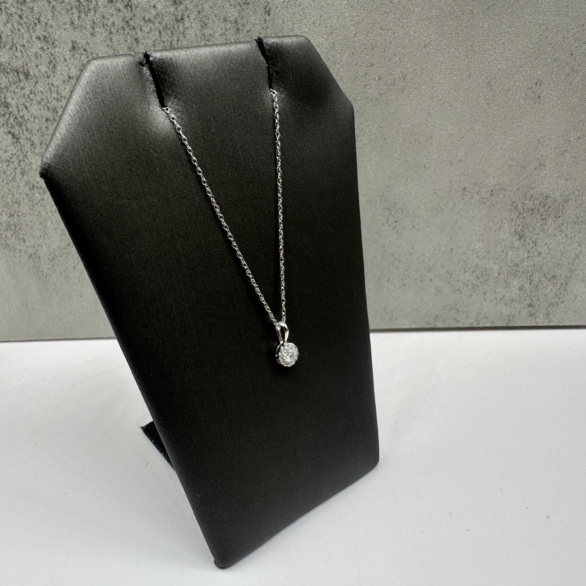 Questa splendida collana con diamanti a raggiera in oro bianco 14 carati presenta 0,11 carati di diamanti tondi naturali GH I1, incastonati in un delicato design a raggiera per una maggiore brillantezza. La lunghezza di 18 pollici si adatta