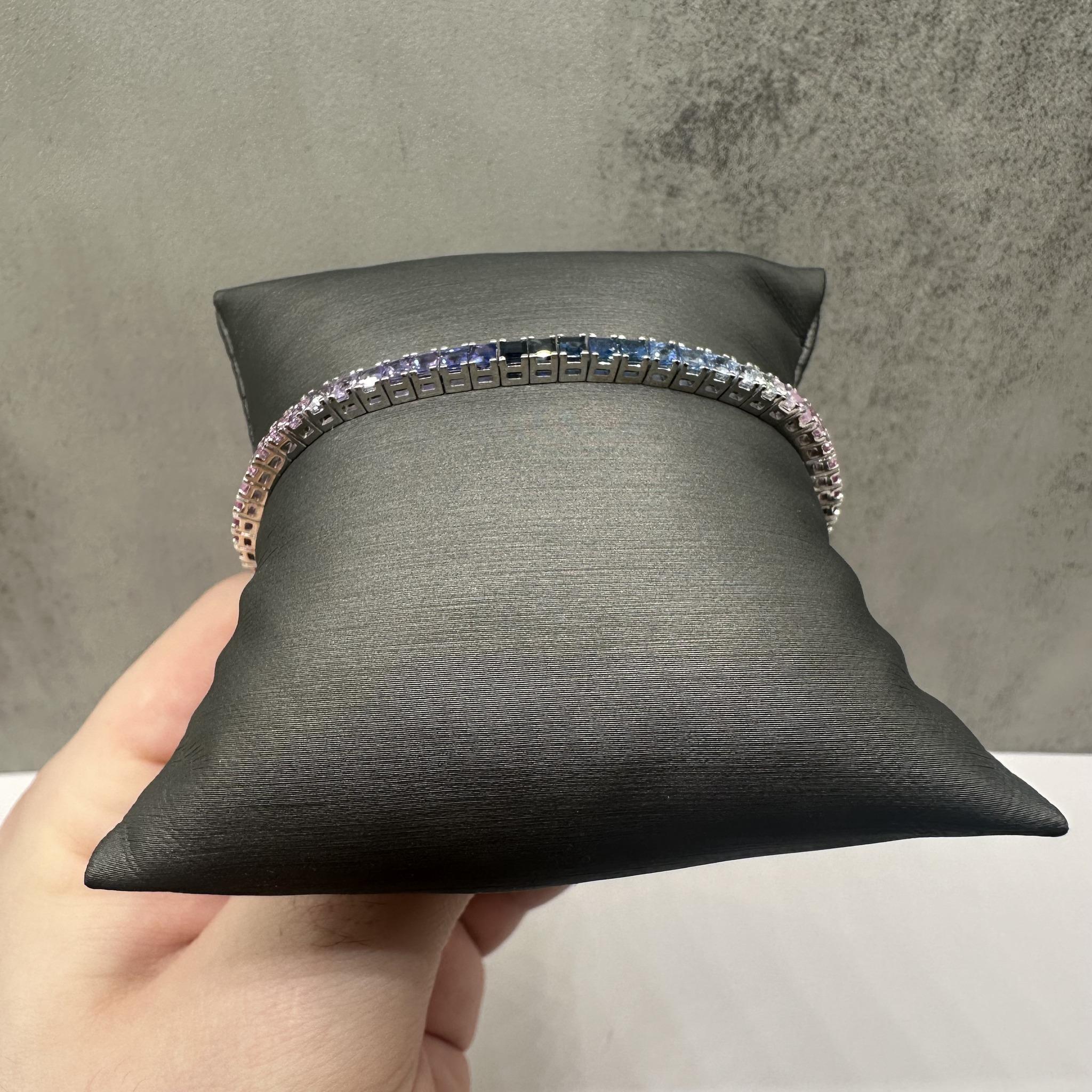 Questo splendido bracciale con zaffiri multicolore arcobaleno in oro bianco 14kt presenta circa 7,92 carati di zaffiri multicolore taglio principessa, per un design vibrante e accattivante. Il braccialetto da 7 pollici è protetto da una chiusura di