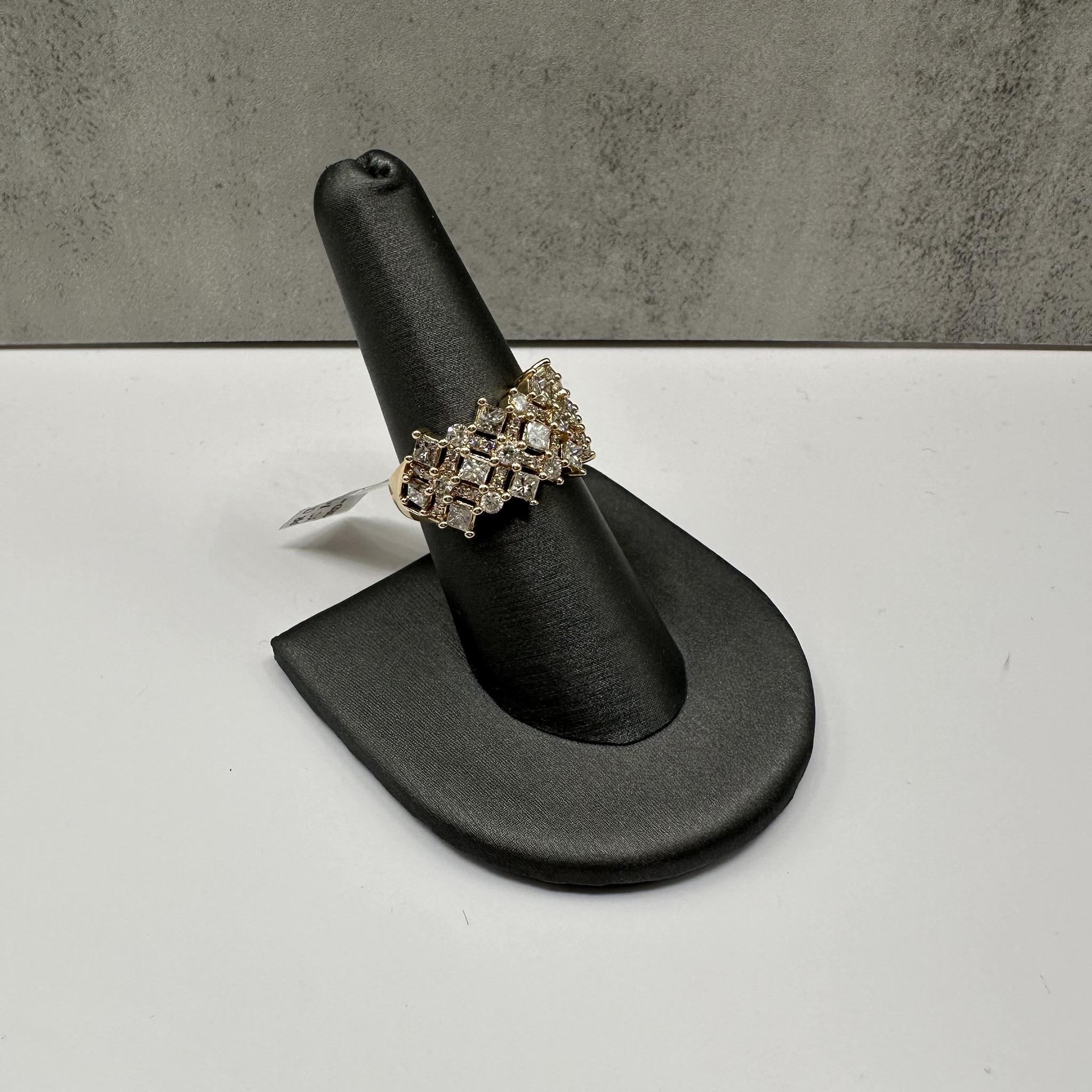 Cette magnifique bague en or jaune 14kt est ornée de 2ctw de diamants ronds et de taille princesse HI SI1-I1, offrant un éclat brillant. Avec un poids de 6,6 grammes, il est à la fois solide et confortable pour un usage quotidien. La bague est de