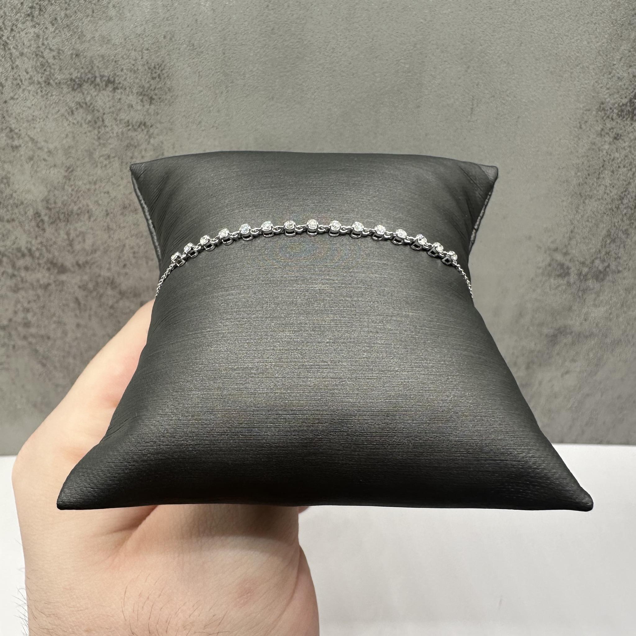 Dieses elegante Diamant-Gliederarmband aus 14-karätigem Weißgold ist mit 0,25 ct natürlichen runden GH I-Diamanten besetzt, die dem klassischen Gliederarmband ein brillantes Funkeln verleihen. Die 7,5-Zoll-Länge passt bequem an die meisten