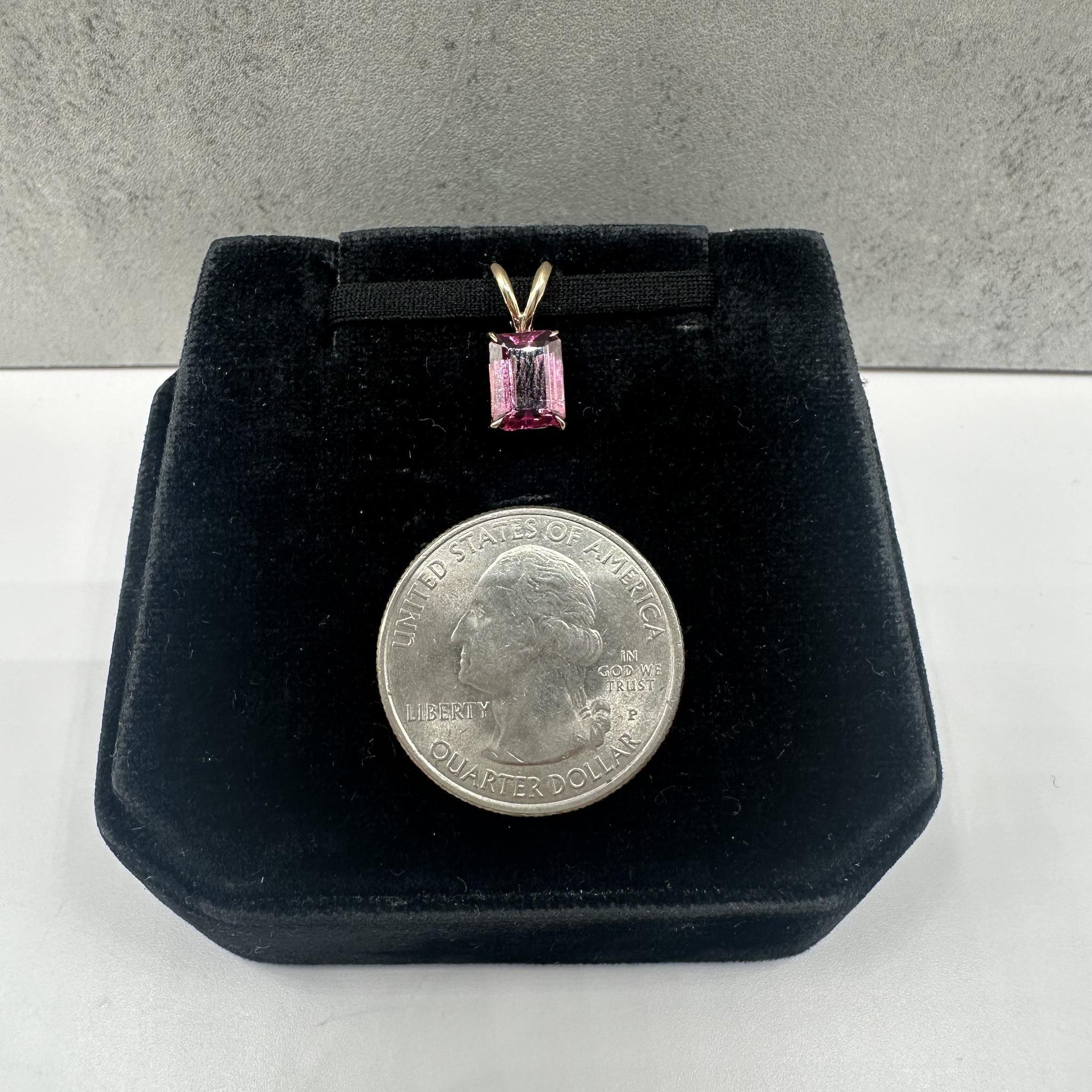 Pendentif en or jaune 14kt Tourmaline rose - 1.4ctw Emerald Cut, New Condition Neuf - En vente à West Hempstead, NY