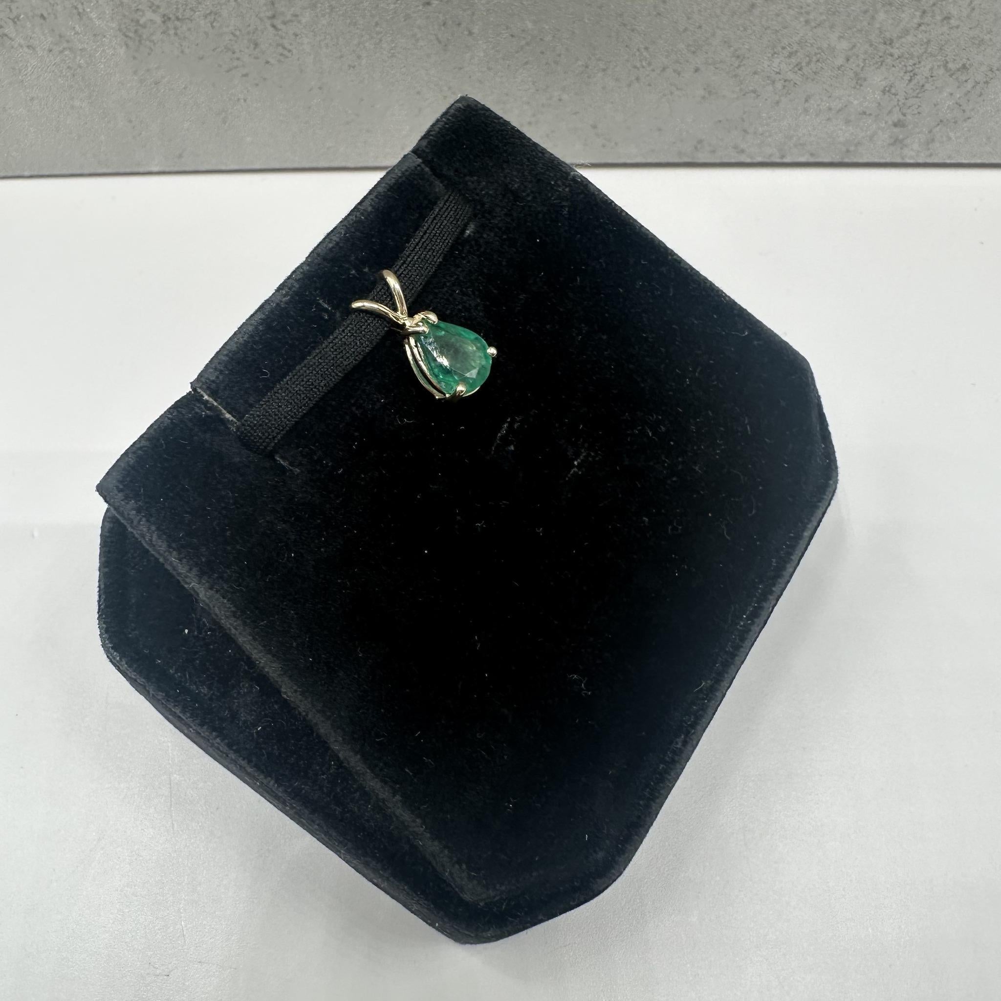 Cet élégant pendentif en or jaune 14 carats est orné d'une émeraude taille poire de 1,15ctw, d'un vert riche et éclatant. Pesant seulement 0.7 gramme, il est léger et confortable à porter au quotidien. Les dimensions de l'attache intérieure sont de