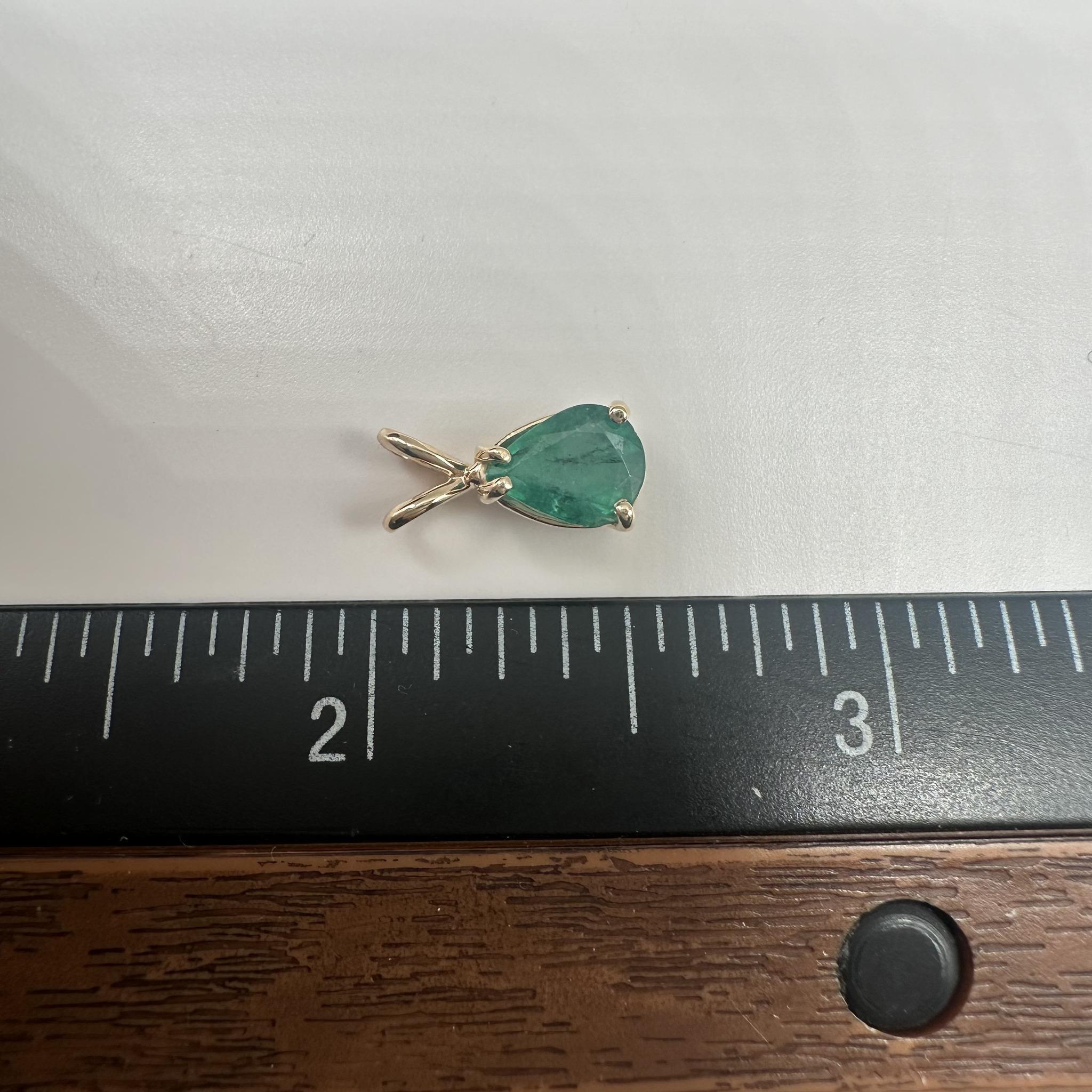 Pendentif en or jaune 14kt avec émeraude taille poire - 1.15ctw, New Condition Unisexe en vente