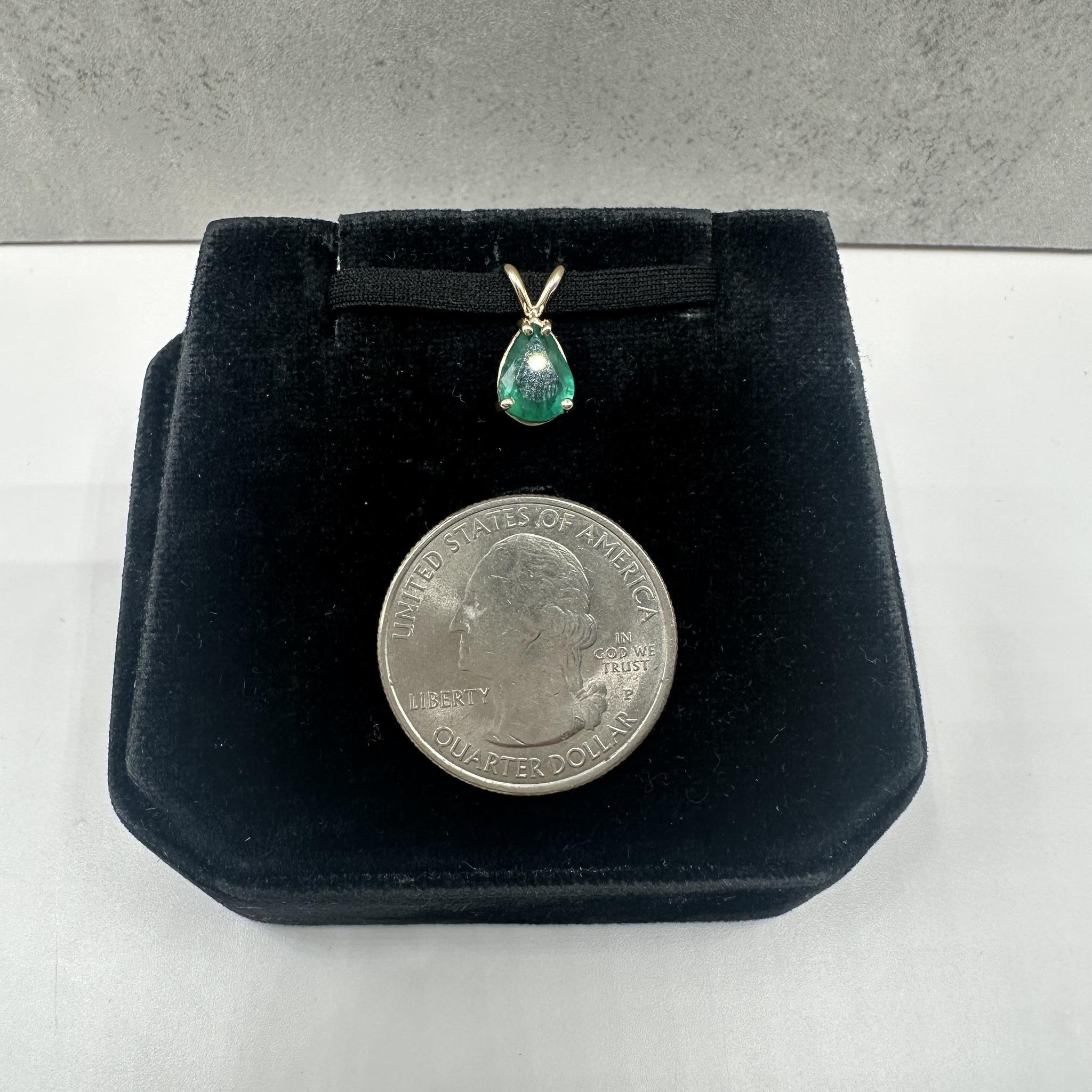Pendentif en or jaune 14kt avec émeraude taille poire - 1.15ctw, New Condition Neuf - En vente à West Hempstead, NY