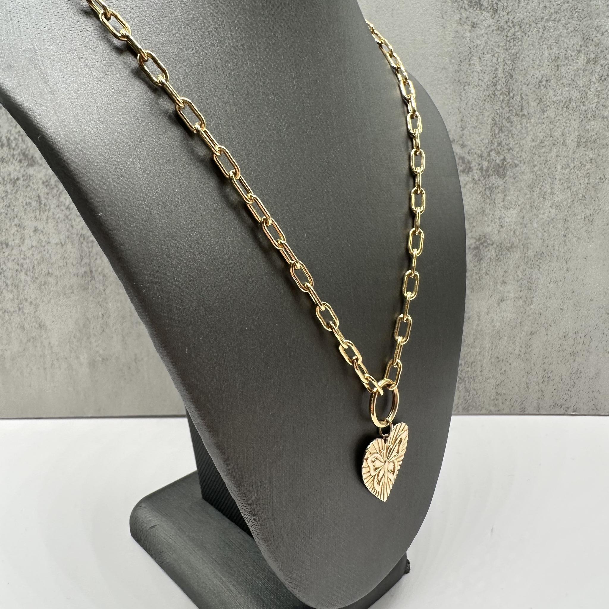 Questa splendida collana con cuore a farfalla in oro giallo 10kt presenta un bellissimo ciondolo a forma di cuore a farfalla fissato a una catena cava di 18 pollici. Con un peso di 6,7 grammi, offre una sensazione audace ma comoda da indossare ogni