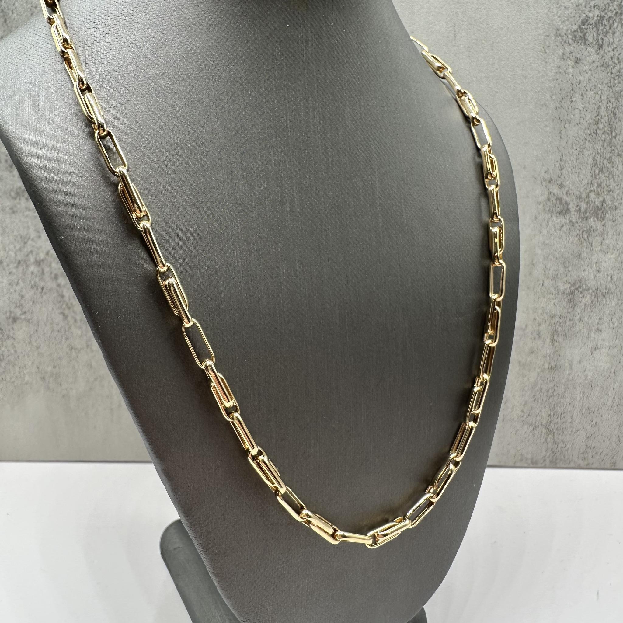 Cette élégante chaîne italienne en or jaune 14kt présente une largeur de 3,6 mm et une longueur de 18 pouces, parfaite pour être associée à un pendentif ou portée seule. Avec un poids de 7,7 grammes, il offre une grande durabilité et une finition