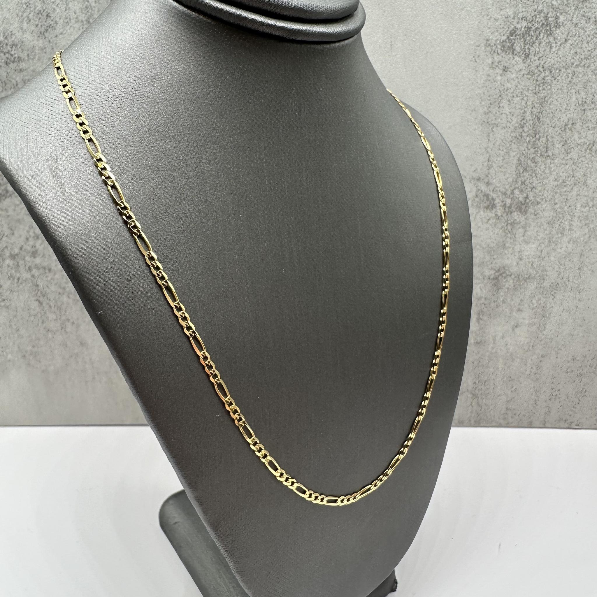 Cette élégante chaîne italienne Figaro en or jaune 14kt présente une largeur de 2,4 mm et une longueur de 18 pouces, offrant un design classique et intemporel. Avec un poids de 3,6 grammes, il offre durabilité et confort pour un usage quotidien. Le