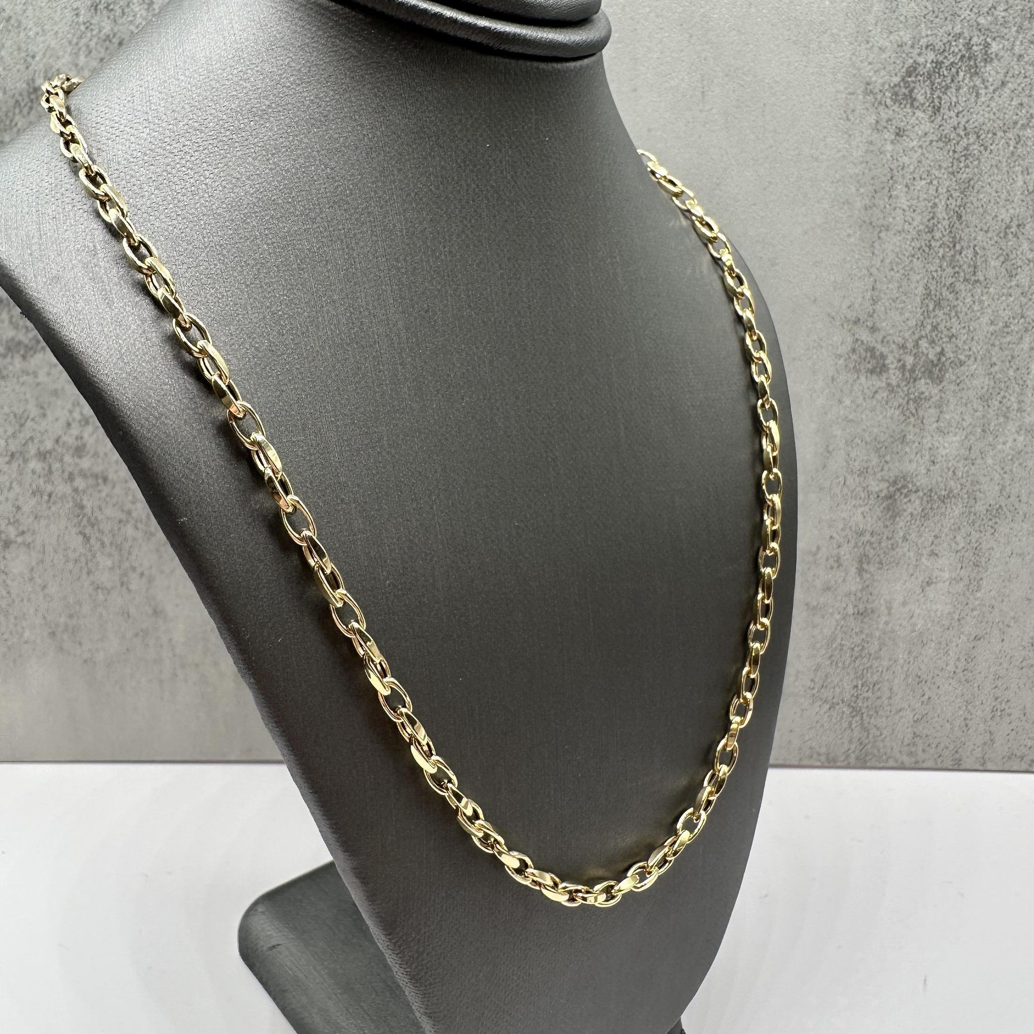 Cette chaîne en or jaune 10kt présente une largeur de 3,1 mm et une longueur de 18 pouces, offrant un look classique et élégant. Pesant 3,35 grammes, il est léger mais durable grâce à sa conception creuse. Fabriquée en Italie, cette chaîne est munie