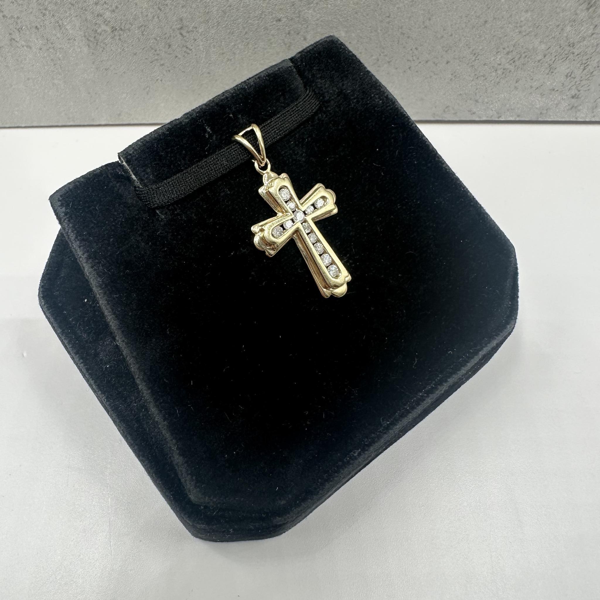 Cette élégante croix en or jaune 14kt est ornée d'environ 0,10ctw de diamants ronds GH I1, ajoutant un éclat subtil au design intemporel de la croix. Avec un poids de 1.8 gramme, il est léger mais durable pour un usage quotidien. Les dimensions de