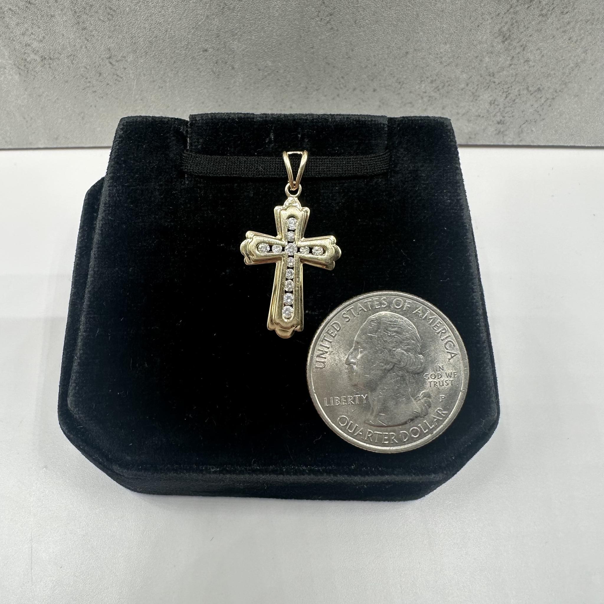 Croix en or jaune 14kt - 0.10ctw GH I1 Diamants, Pré-aimé Excellent état - En vente à West Hempstead, NY