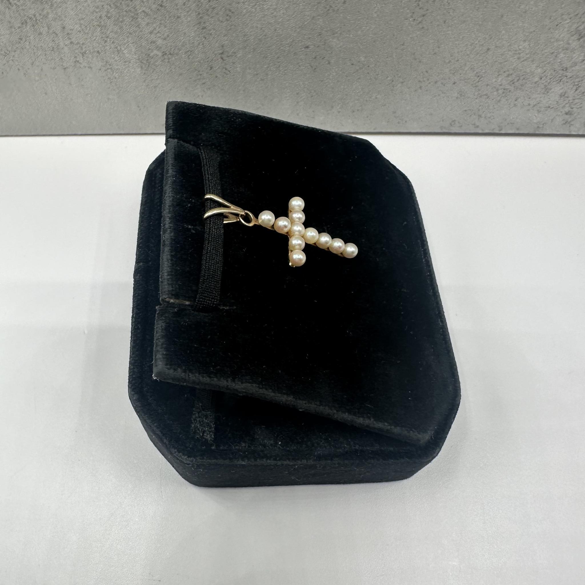 Taille ronde Croix de perles en or jaune 14kt - Petites perles, 1.09g, Pré-aimé en vente