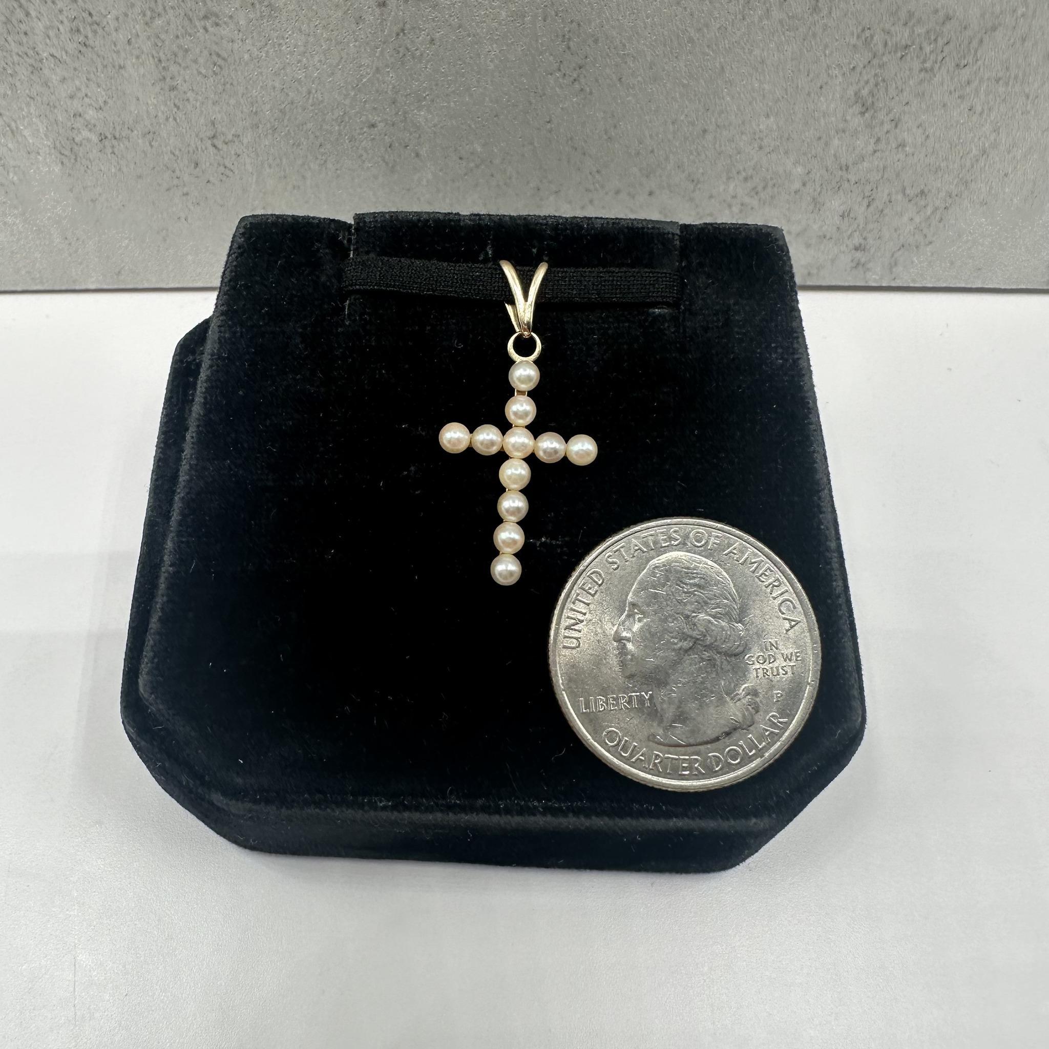 Croix de perles en or jaune 14kt - Petites perles, 1.09g, Pré-aimé Bon état - En vente à West Hempstead, NY
