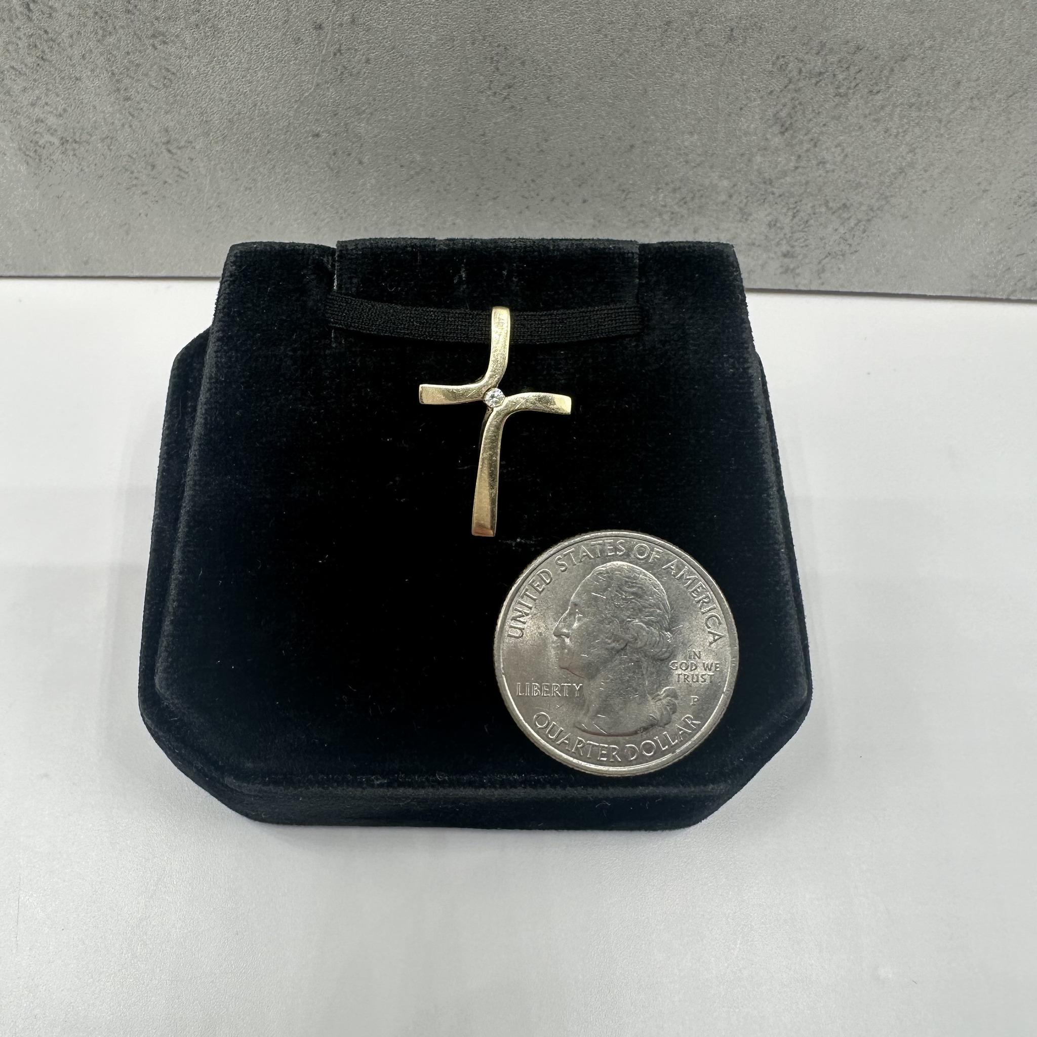 Croix de diamant en or jaune 14kt - 0.02ctw GH I1, Pré-aimé Bon état - En vente à West Hempstead, NY