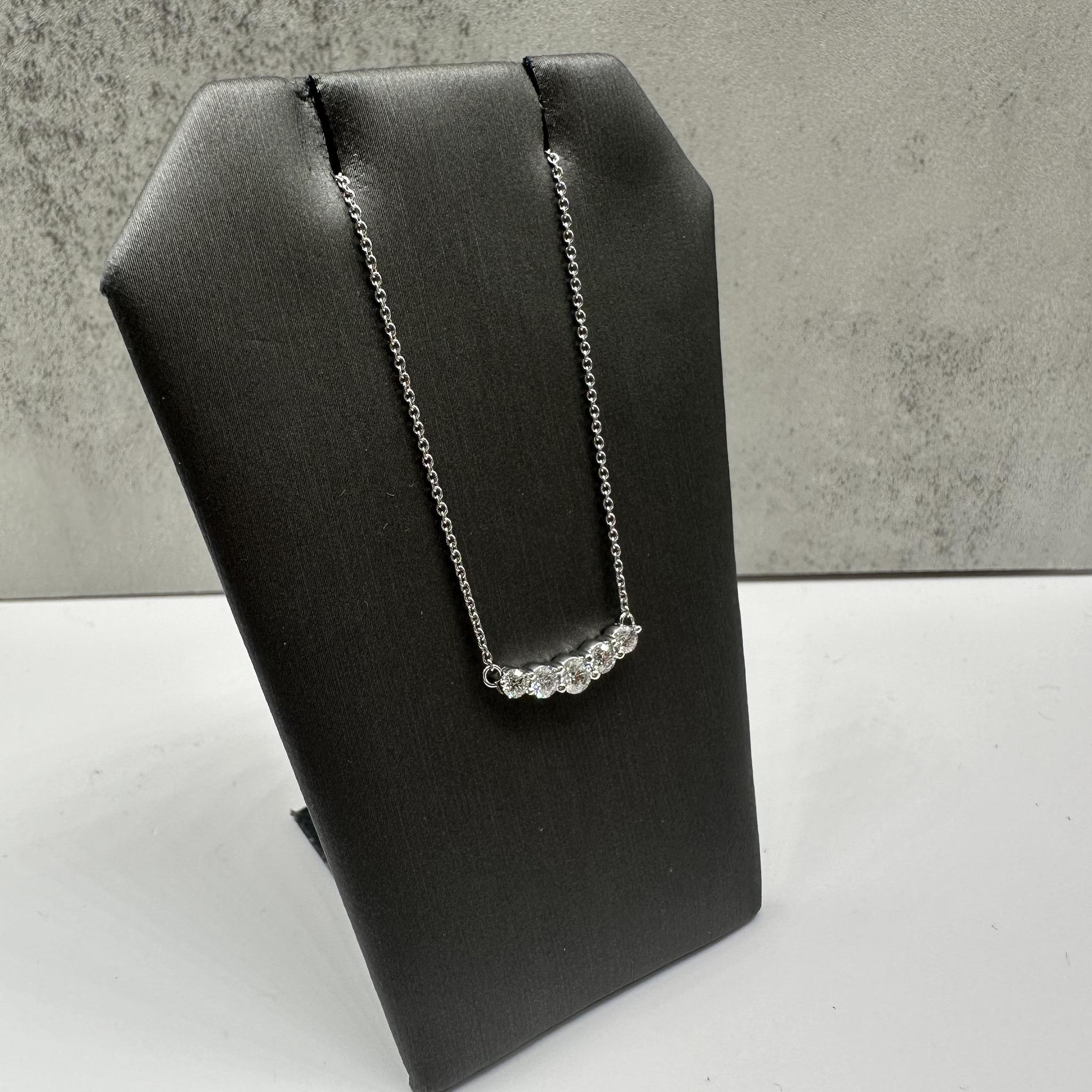 Questa splendida collana a barre con diamanti graduati in oro bianco 14kt presenta 0,50ctw di diamanti tondi GH SI2-I1 naturali, che aumentano gradualmente di dimensione per un look elegante e sorprendente. La lunghezza di 18 pollici è comoda e la
