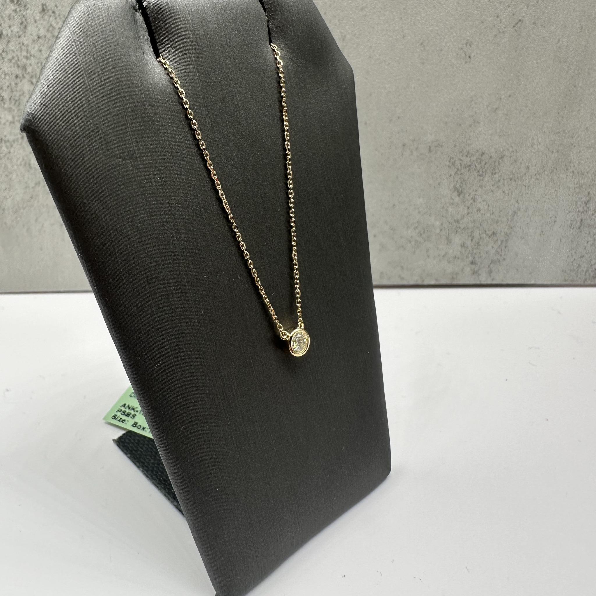 Questa elegante collana con diamanti incastonati in oro giallo 14 carati presenta un diamante rotondo HI I1 da 0,20 carati, che aggiunge un sottile ma bellissimo scintillio al tuo décolleté. La lunghezza di 16 pollici è comoda e la chiusura a