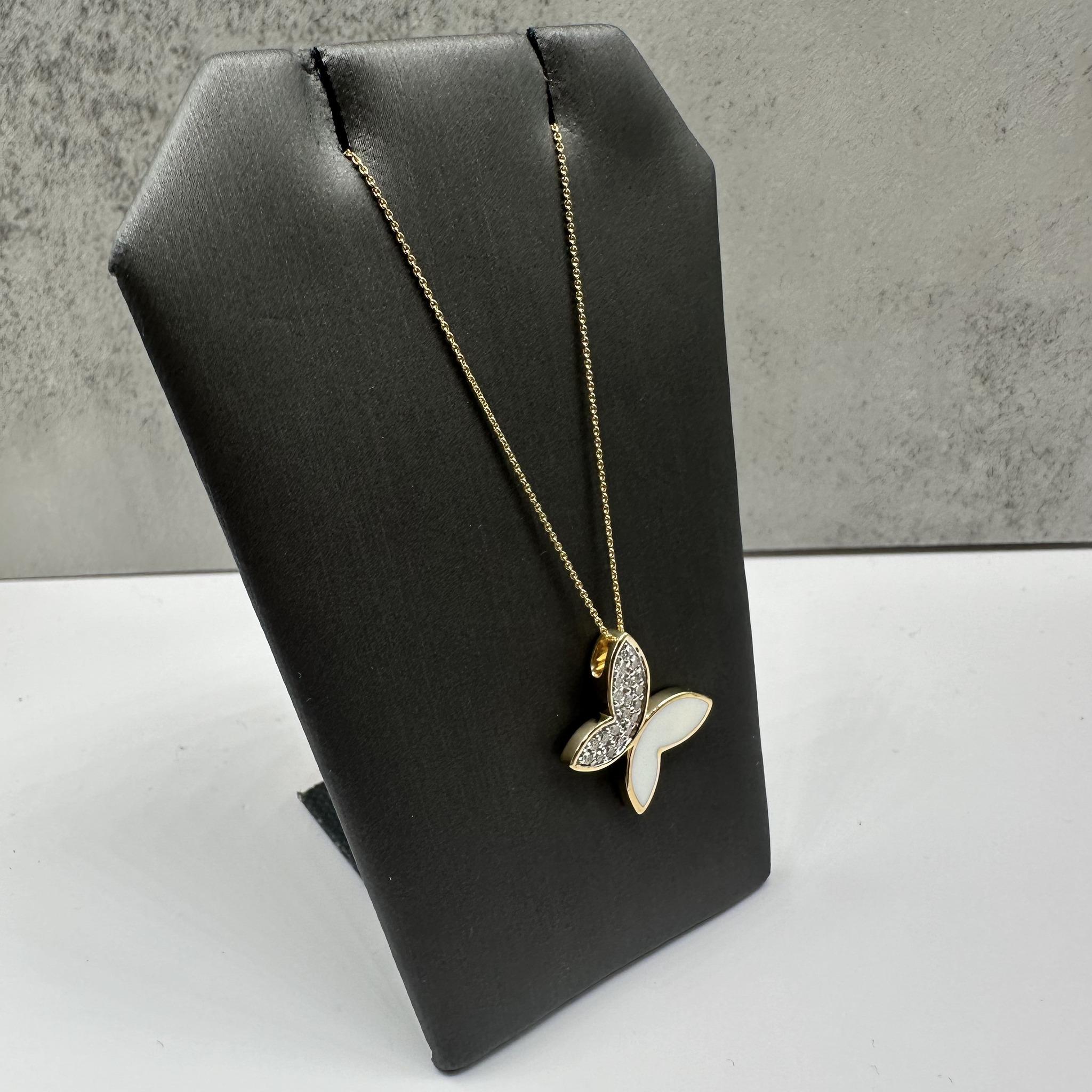 Ce charmant collier papillon en émail et diamant en or jaune 14kt est orné de 0,15ctw de diamants ronds naturels HI SI de taille unique, ajoutant un éclat délicat au design ludique du papillon. La longueur de 18 pouces est confortable, et le fermoir