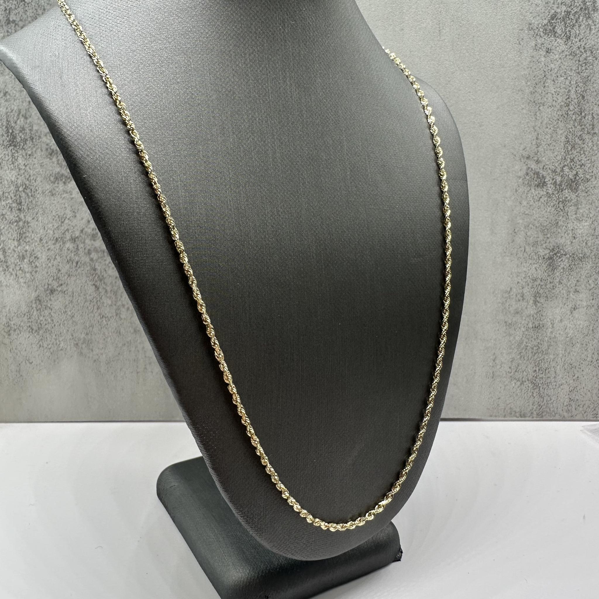 Cette élégante chaîne à corde en or jaune 14kt présente une largeur de 1,8 mm et une longueur de 24 pouces, offrant un design audacieux et intemporel. Pesant 5 grammes, il offre une durabilité tout en conservant une sensation de confort pour un