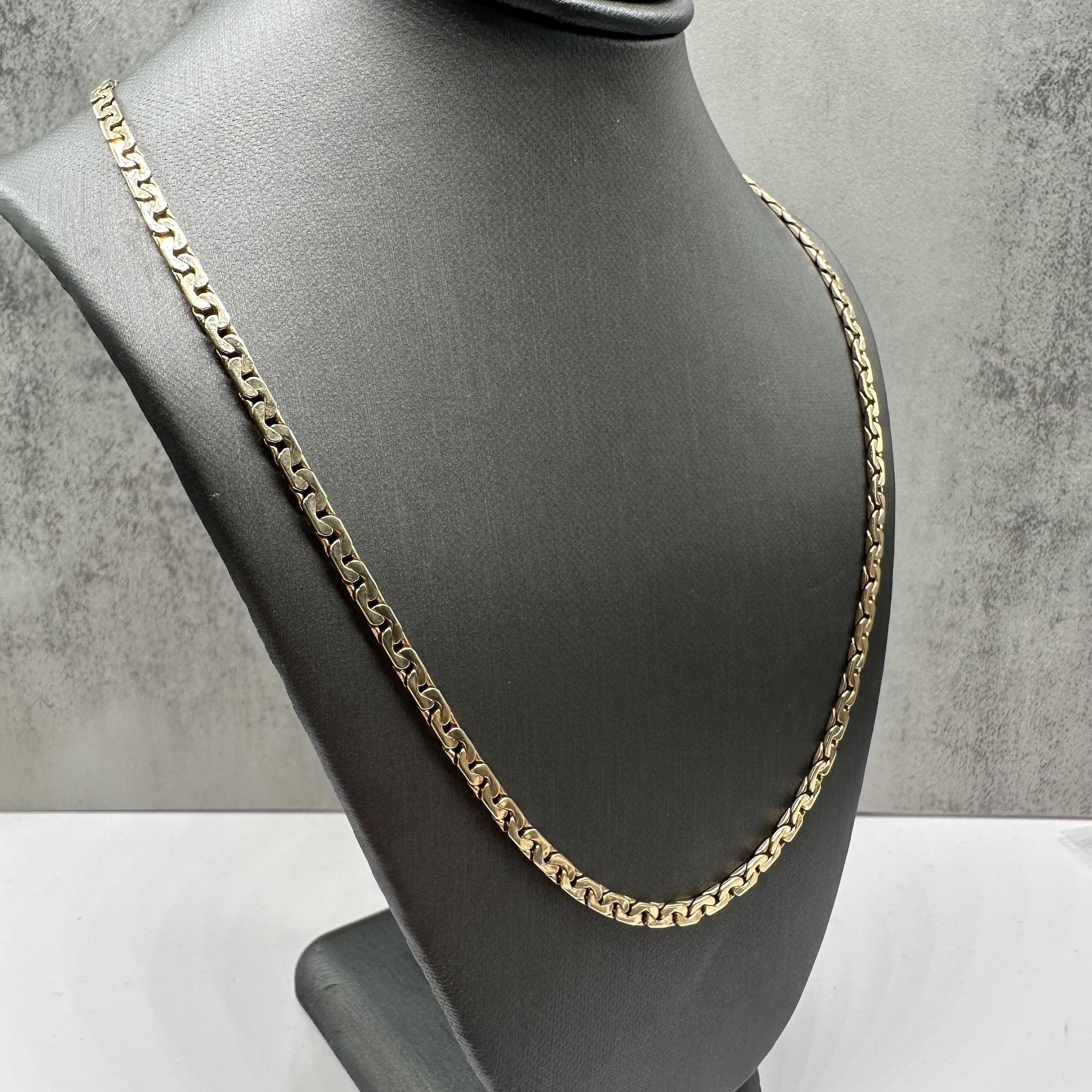Cette chaîne en or jaune 14kt Estate présente une largeur de 3 mm et une longueur de 20 pouces, offrant un design classique et robuste. Pesant 15,65 grammes, il est solide et durable, parfait pour être porté au quotidien ou associé à un pendentif.