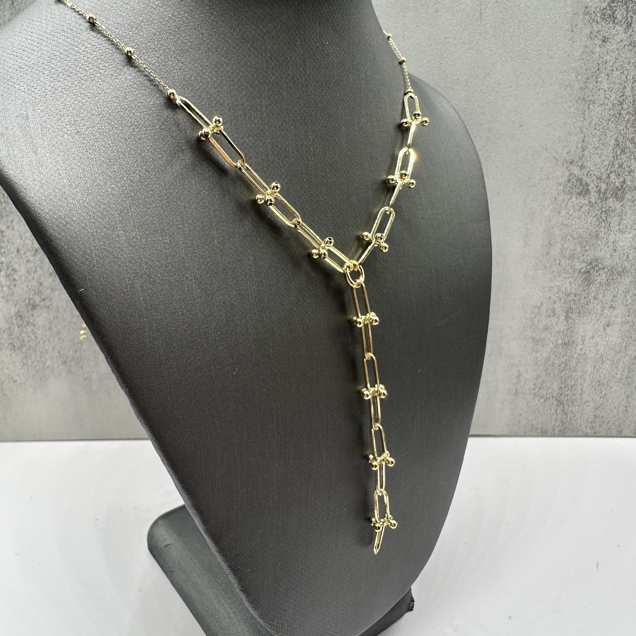 Questa elegante collana A Link in oro giallo 14kt ha una lunghezza regolabile da 16 a 18 pollici, che la rende versatile per diverse scollature. Con un peso di soli 3.9 grammi, è leggero e comodo da indossare ogni giorno. Il design cavo garantisce
