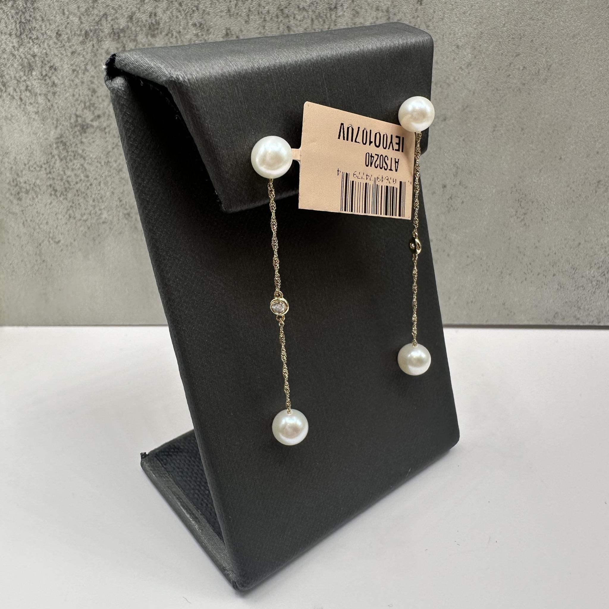 Questi orecchini pendenti con perle e diamanti Effy in oro giallo 14 carati sono caratterizzati da perle d'acqua dolce di 5,9 mm e da diamanti rotondi GH SI di 0,06 carati per uno splendore delicato ed elegante. Con un peso di 2 grammi, offrono una