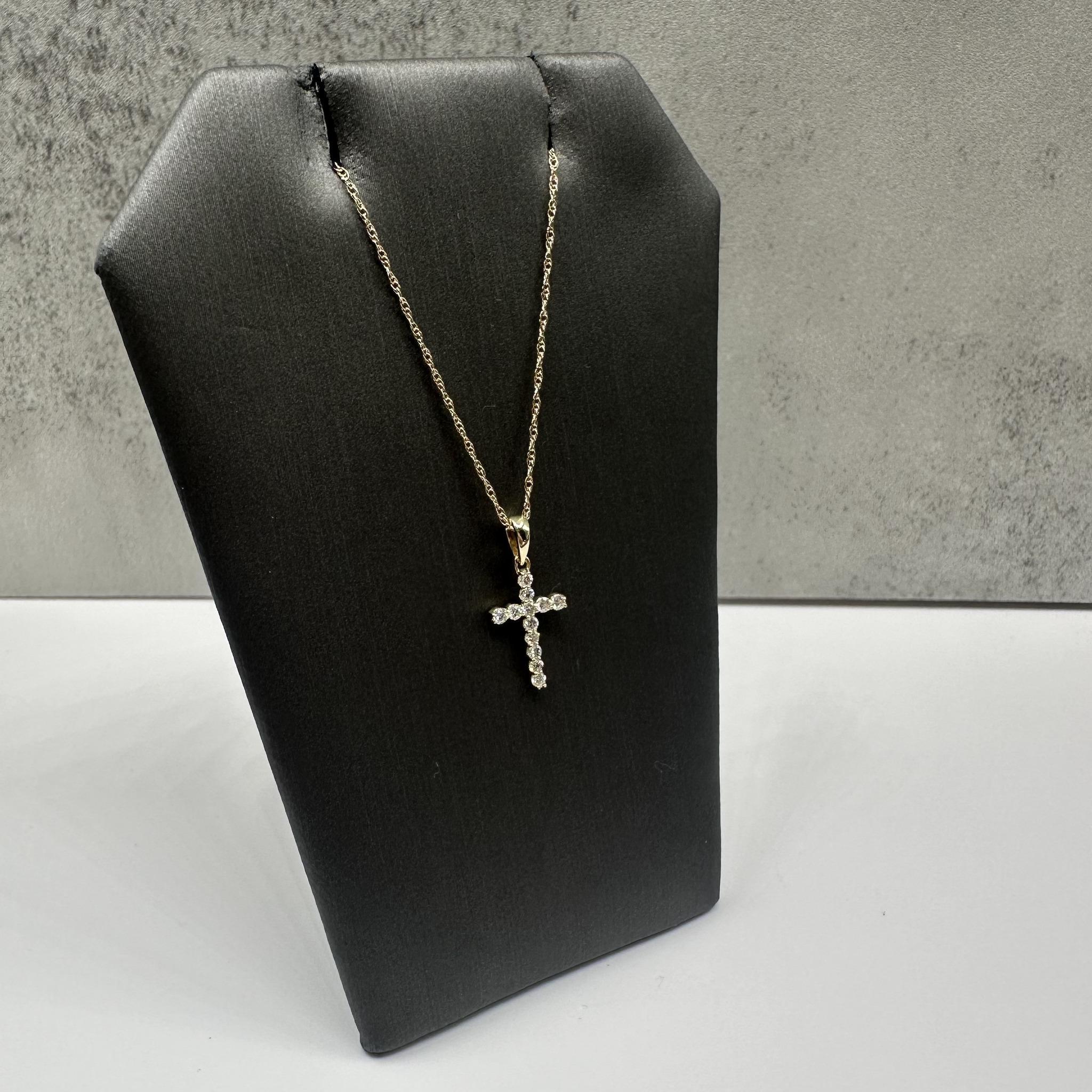 Cet élégant collier croix en diamant en or jaune 14kt présente 0,15ctw de diamants ronds GH SI naturels, ajoutant un éclat délicat au design classique de la croix. La longueur de 18 pouces est confortable et le fermoir à anneau à ressort assure un