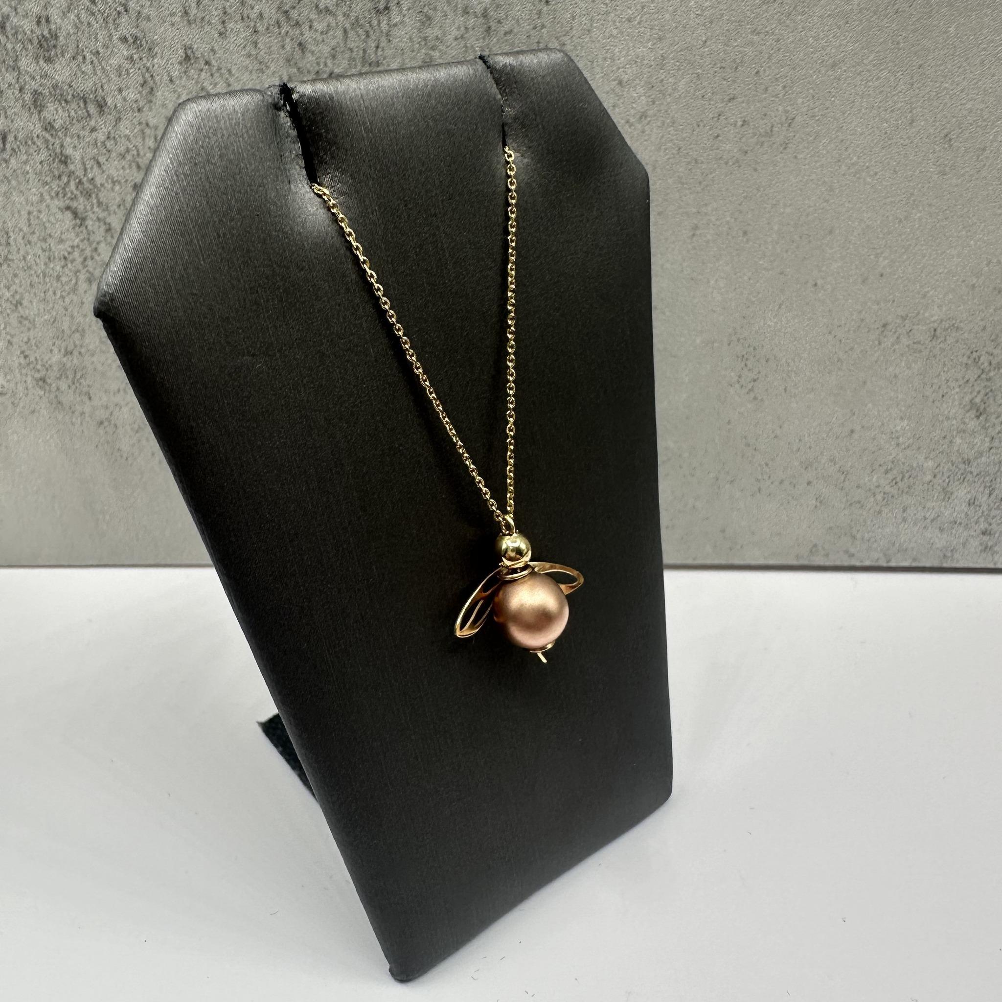 Ce charmant pendentif en or jaune 14kt avec accent en or rose présente un design à la fois ludique et élégant. Le pendentif est attaché à une chaîne réglable, permettant une longueur entre 16 et 18 pouces. Avec un poids de 2.8 grammes, il est léger